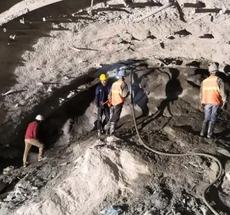 宽甸隧道拱顶带模注浆料，微膨胀注浆料的特点及施工工艺